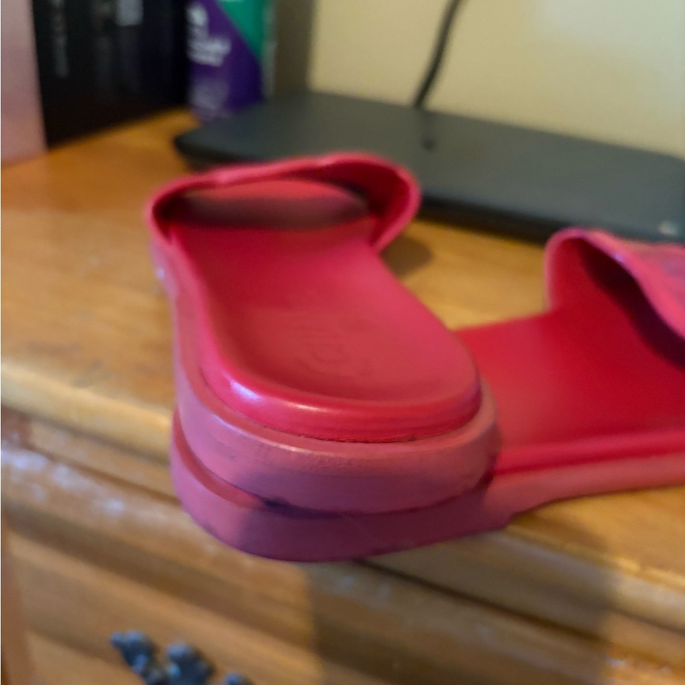 Chanel Red Sandals with Iconic CC Logo - Picture 7 of 9